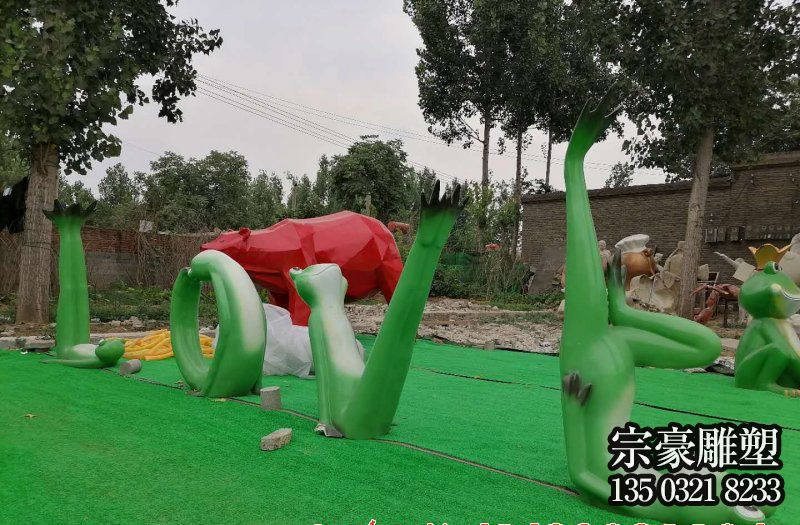 公園里擺放的綠色玻璃鋼創意LOVE雕塑 公園里擺放的綠色玻璃鋼創意LOVE雕塑