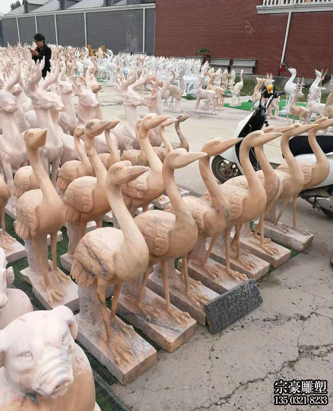 晚霞紅草坪動(dòng)物石雕擺件