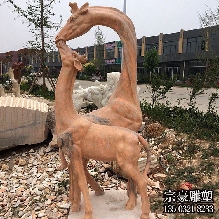 戶外晚霞紅石雕回頭親吻小長頸鹿的景觀擺件長頸鹿雕塑 戶外晚霞紅石雕回頭親吻小長頸鹿的景觀擺件長頸鹿雕塑