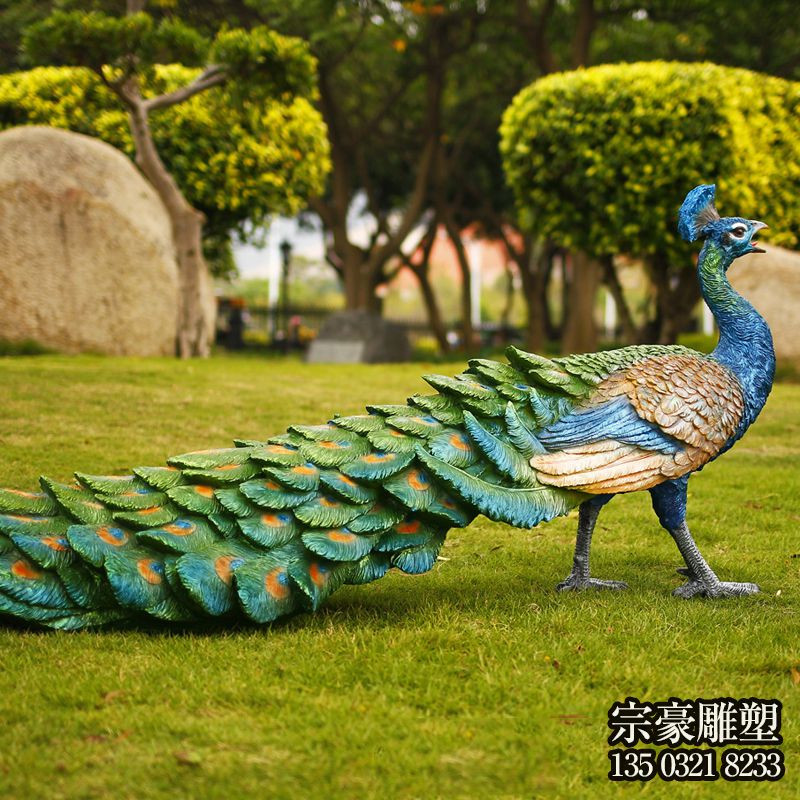 草地上一直拖著長尾巴的玻璃鋼彩繪孔雀雕塑 草地上一直拖著長尾巴的玻璃鋼彩繪孔雀雕塑