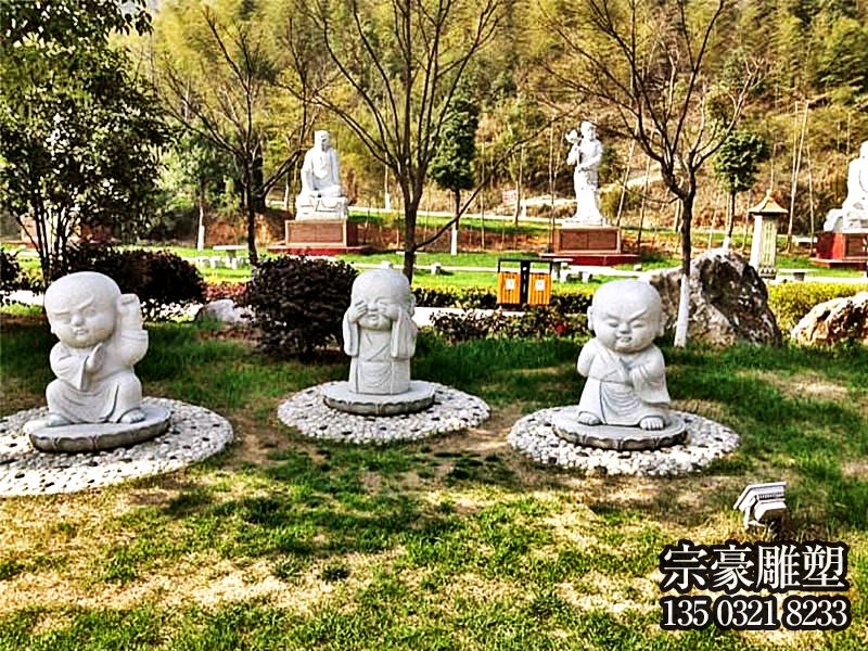 園林景區漢白玉姿態各異的和尚雕塑 園林景區漢白玉姿態各異的和尚雕塑