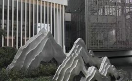 不銹鋼假山在現代中式園林中的應用與價值